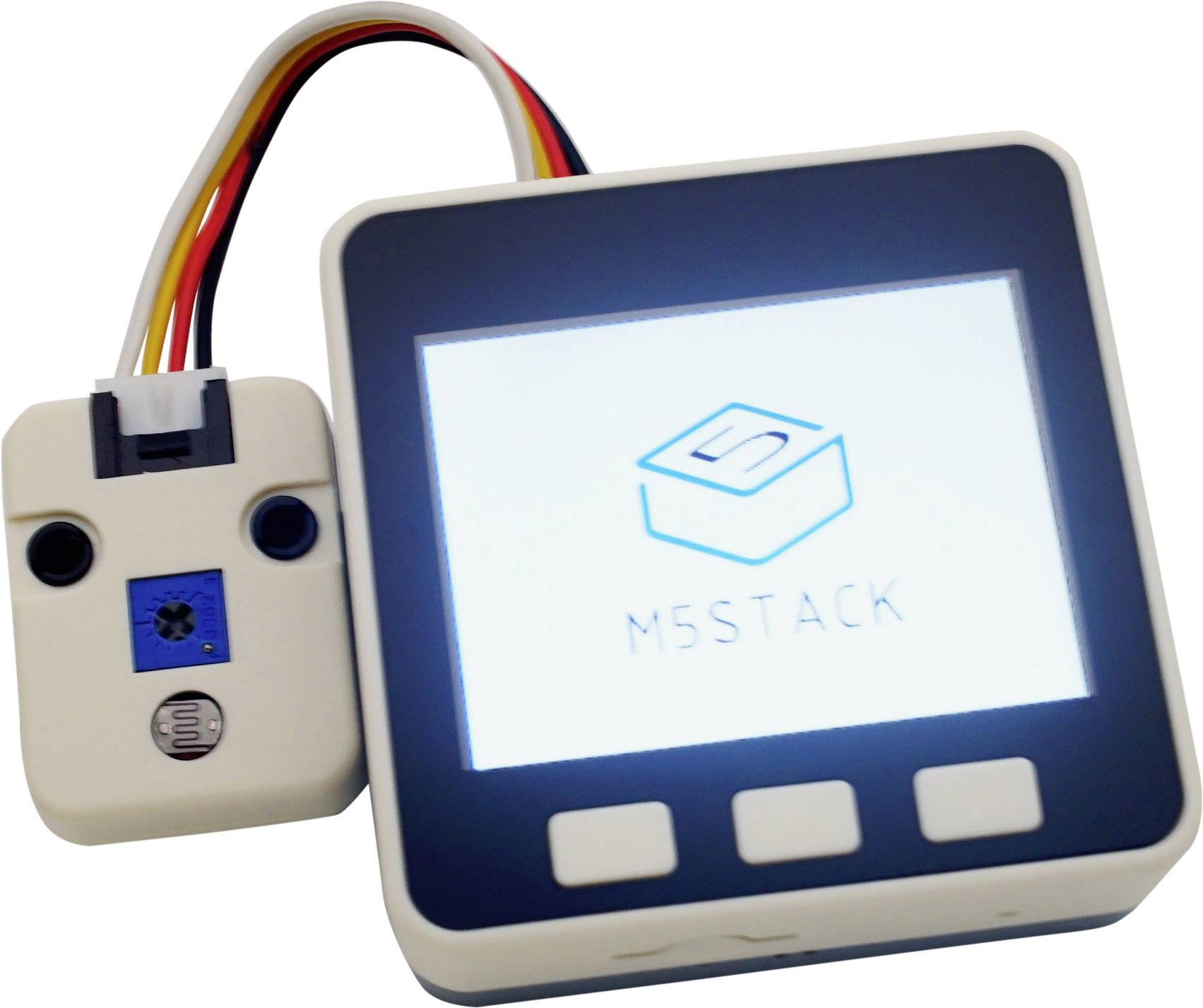 Elektronický modul s displejom zobrazuje logo 'M5STACK'. Vedľa neho je senzor s káblom, pravdepodobne určený na meranie svetla alebo teploty.