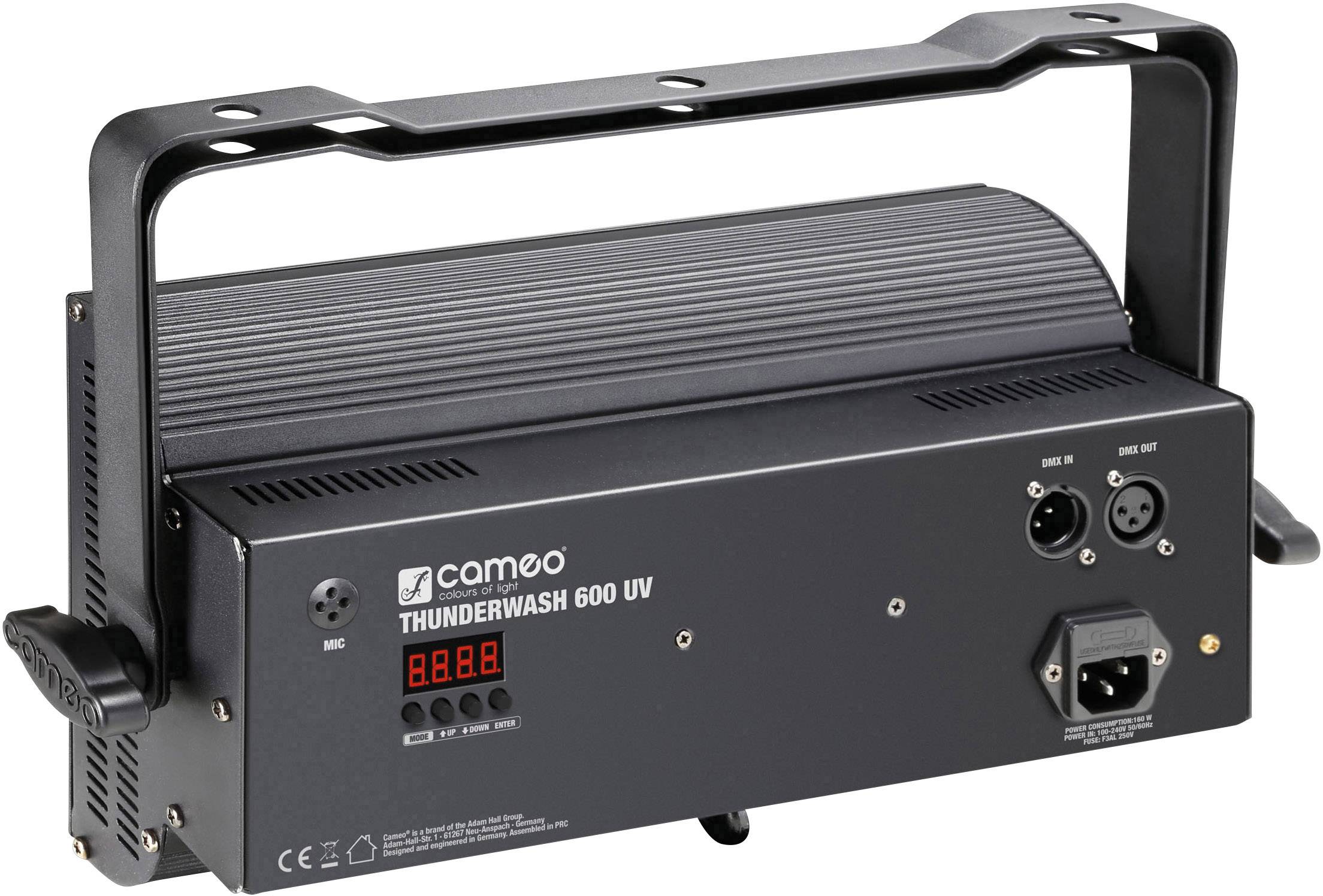 Kamejový Thunderwash 600 UV LED reflektor s držiakom. Na zadnej strane sa nachádzajú prípojky a digitálny displej.