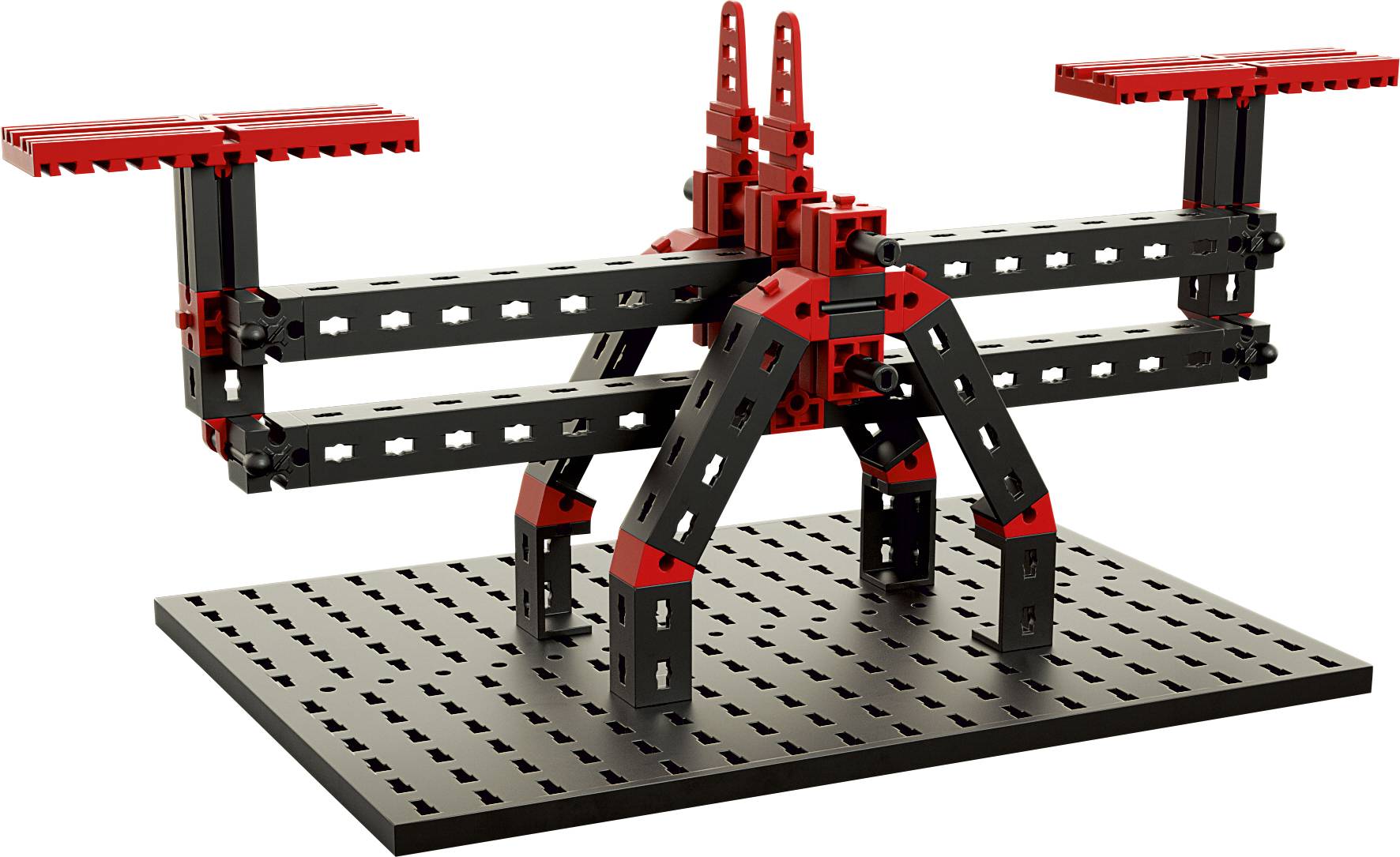 Model robota zo stavebnice s červenými a čiernymi dielmi na obdĺžnikovej platforme; pripomína mechanickú ramennú ruku.