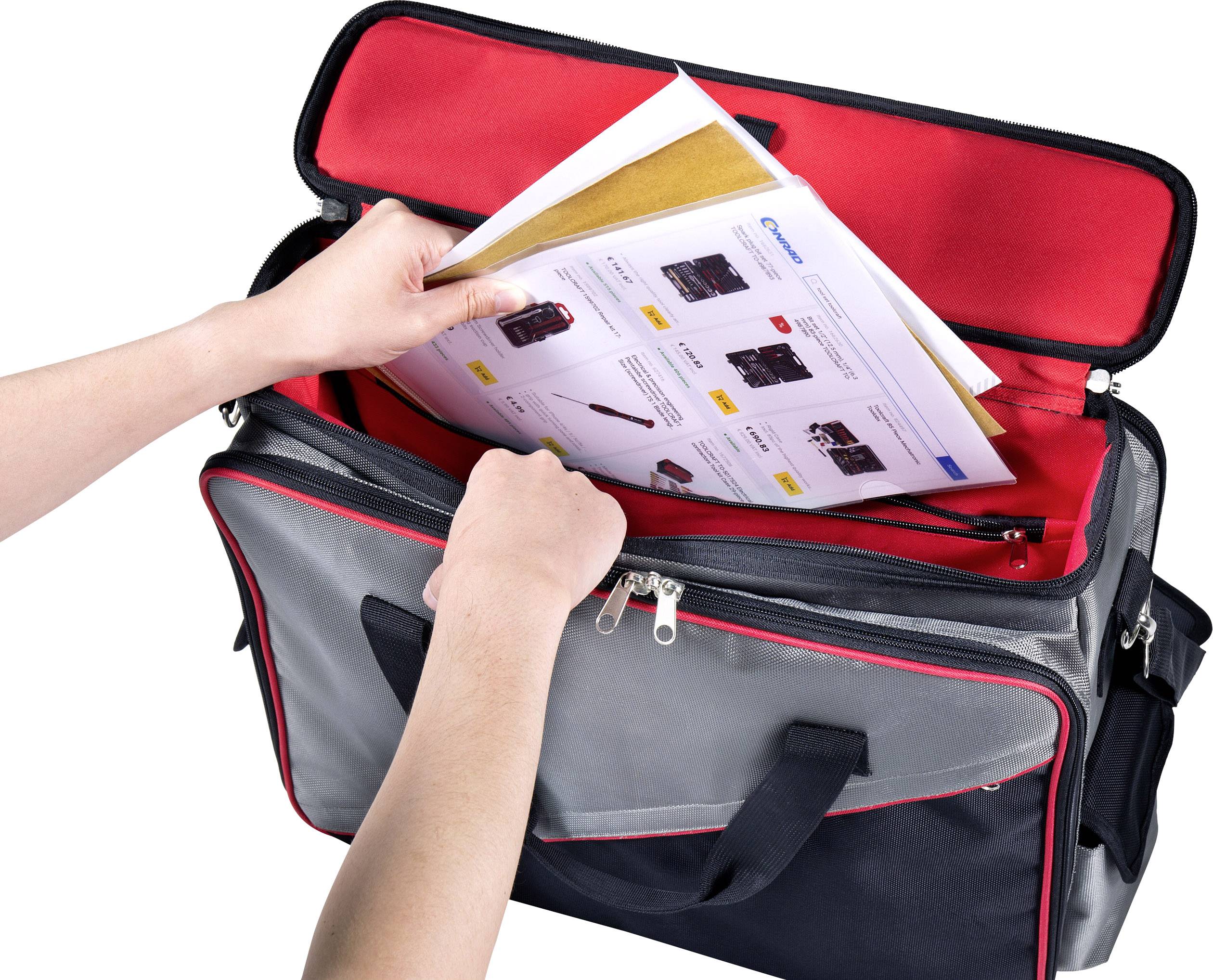 Osoba vkladá dokumenty do otvorenej šedo-červenej tašky. Dokumenty zobrazujú obrázky produktov a ich popisy.