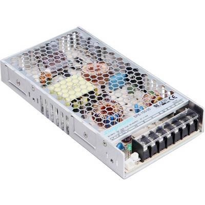 Napájacia jednotka s vetracou mriežkou, viditeľnými elektronickými komponentmi a konektormi na prednej strane.