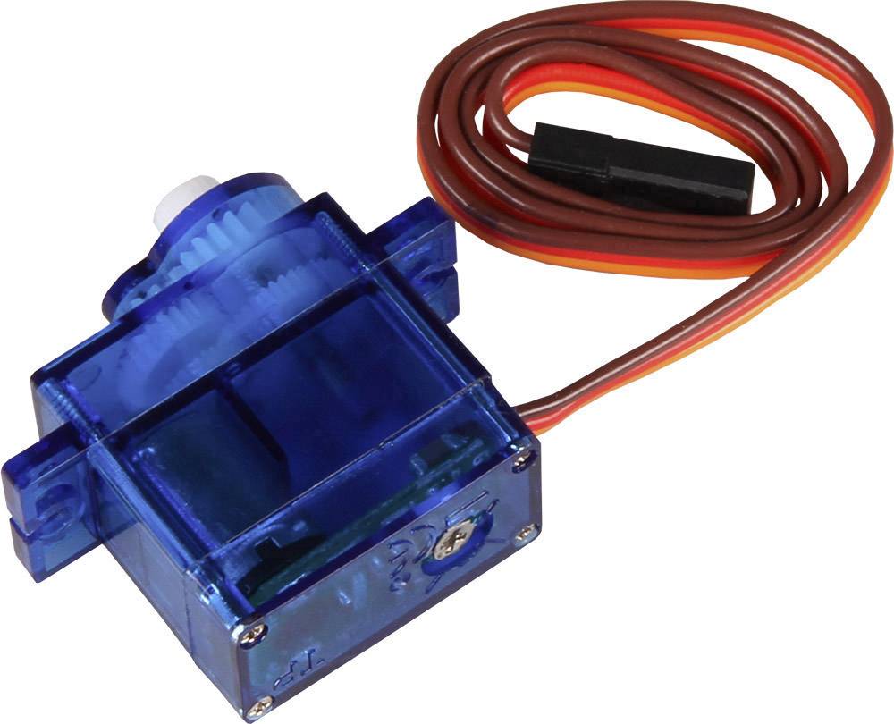 Modrý plastový servomotor so ozubenými kolesami, prepojený červeno-hnedými káblami a čiernou zástrčkou.