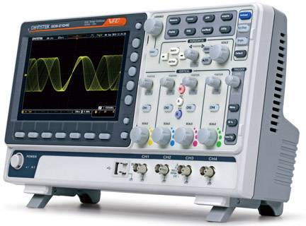 Digitálny osciloskop zobrazuje na obrazovke vlnovitú reprezentáciu elektrických signálov. Má mnoho ovládačov a tlačidiel.