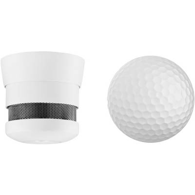 Detektor dymu vľavo a golfová loptička vpravo, oba v detailnom zábere. Detektor dymu má moderný dizajn s čiernou mriežkou.