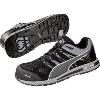 Dva čierne športové topánky so sivým vzorom a výrazným profilom. Na boku a podrážke topánok je logo Puma.