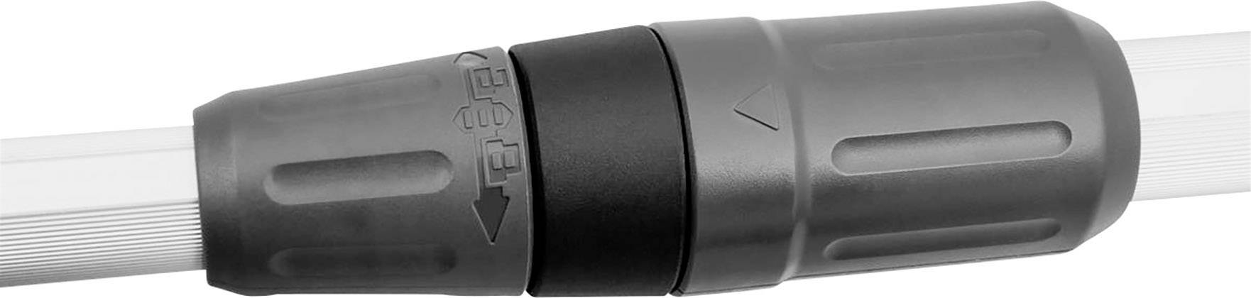 Sivý konektor medzi dvoma plastovými rúrkami, so šípkovými symbolmi pre orientáciu pri montáži.