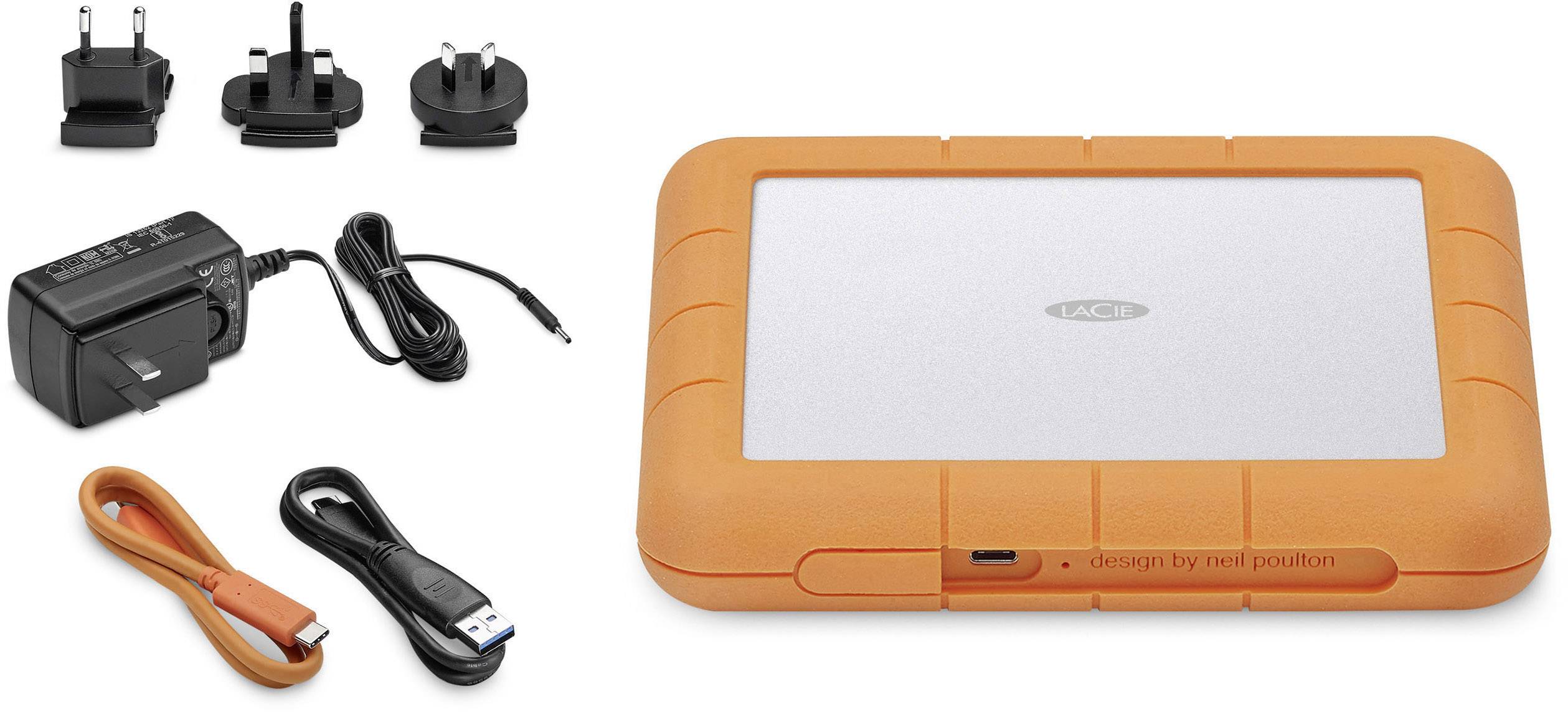 Externý pevný disk s oranžovým ochranným obalom, USB kábel, napájací adaptér s medzinárodnými adaptérmi pre zásuvky.
