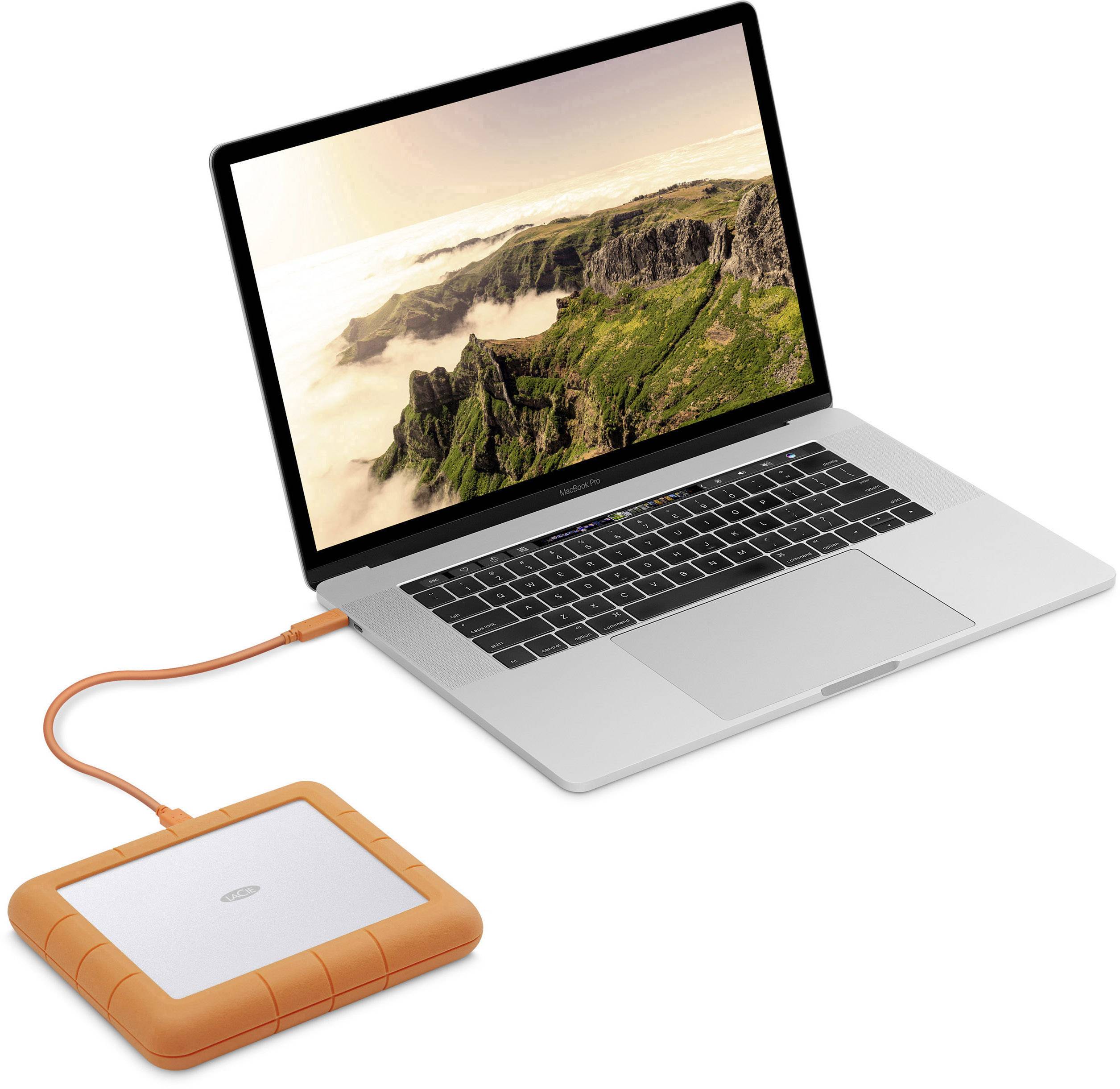 Notebook s otvoreným zobrazením krajiny na obrazovke je pripojený k externému externému disku s oranžovým rámčekom.