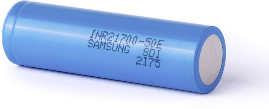 Modrý valcový akumulátor s nápisom 'INR21700-50E SAMSUNG SDI 2175'.