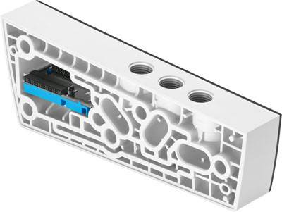 Elektrický rozvodný blok s viacerými prípojnými otvormi a modrým a čiernym zapojovacom modulom, vhodný pre priemyselné aplikácie.