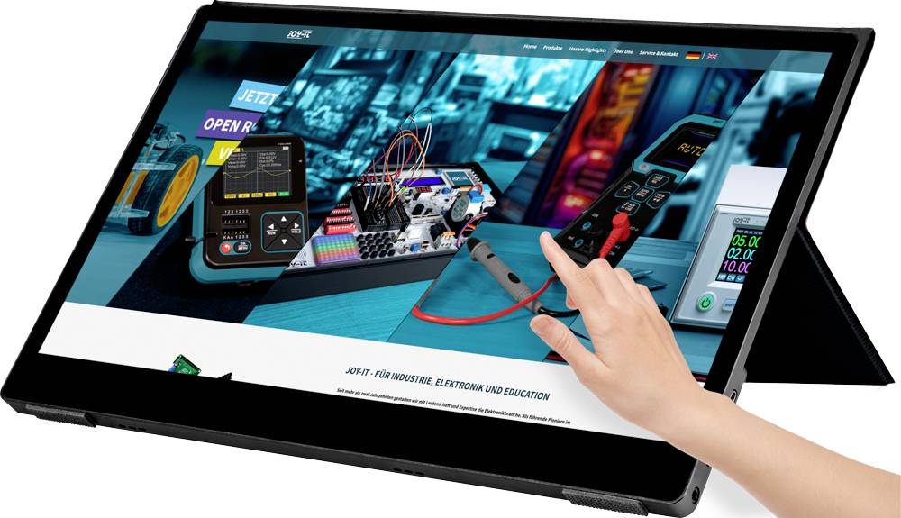 Tablet, na ktorom ruka ukazuje, sa používa na prehľadávanie webovej stránky s elektronickými zariadeniami a príslušenstvom.