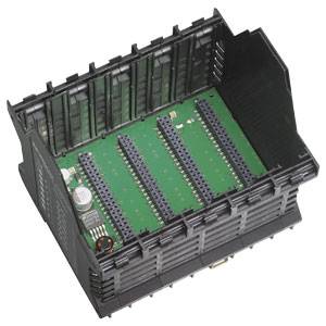 Čierna elektronická komponenta s zelenou doskou plošných spojov a viacerými slotmi pre moduly alebo konektory.