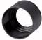Čierny valcovitý plastový kus, pravdepodobne rúrkový spoj alebo adaptér, pred bielym pozadím.