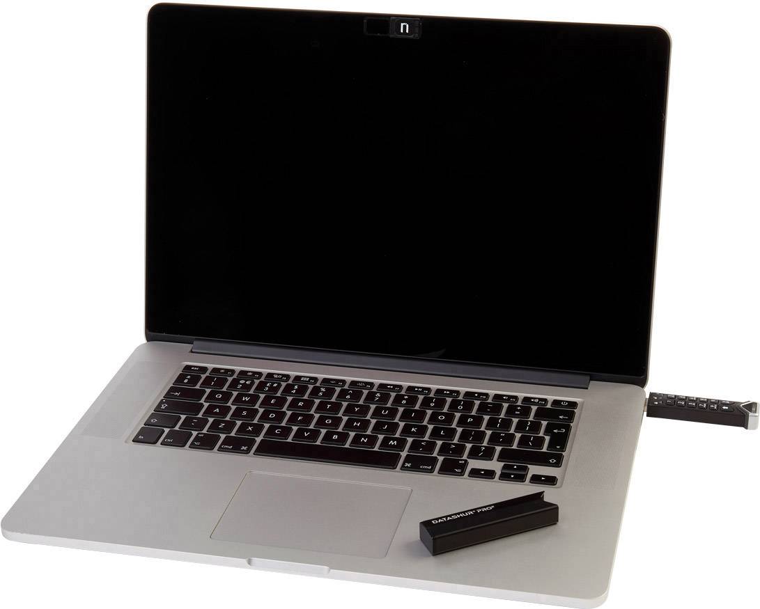Otvorený laptop s čiernou obrazovkou, klávesnicou a USB zariadením pripojeným na boku.