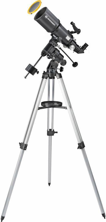 Čierny teleskop so statívom a viacerými nastavovacími kolieskami, vhodný pre nadšencov astronómie.