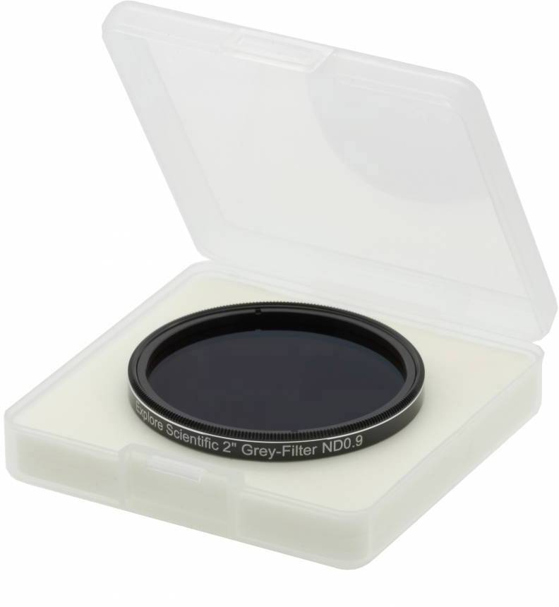 Šedý ND0.9 filter leží v priehľadnej plastovej krabičke, mierne otvorený. Filter je určený pre fotografovanie.