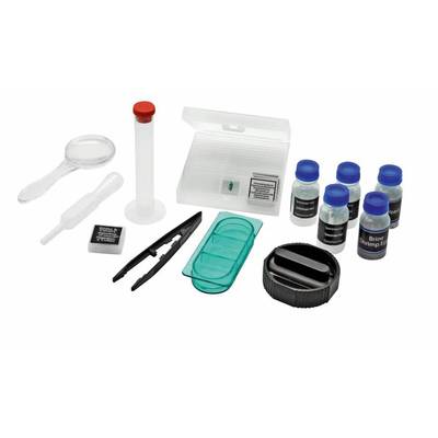 Laboratórne vybavenie s pipetou, odmerným valcom, mikroskopickými sklíčkami, pinzetou a rôznymi reagenčnými fľašami na bielom pozadí.