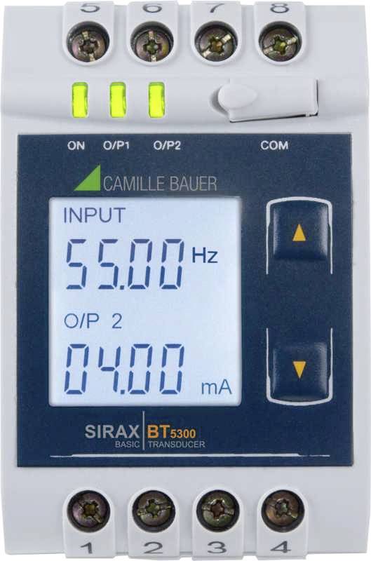 Elektrické meracie zariadenie s displejom zobrazuje 'INPUT 55,00 Hz' a 'O/P 2 04,00 mA'. Hore tri zelené LED indikátory, dole ovládacie tlačidlá.