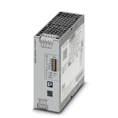 Kovový box s vetracími štrbinami, pravdepodobne elektronické zariadenie alebo napájací zdroj. Prípojky a technický štítok sú viditeľné.