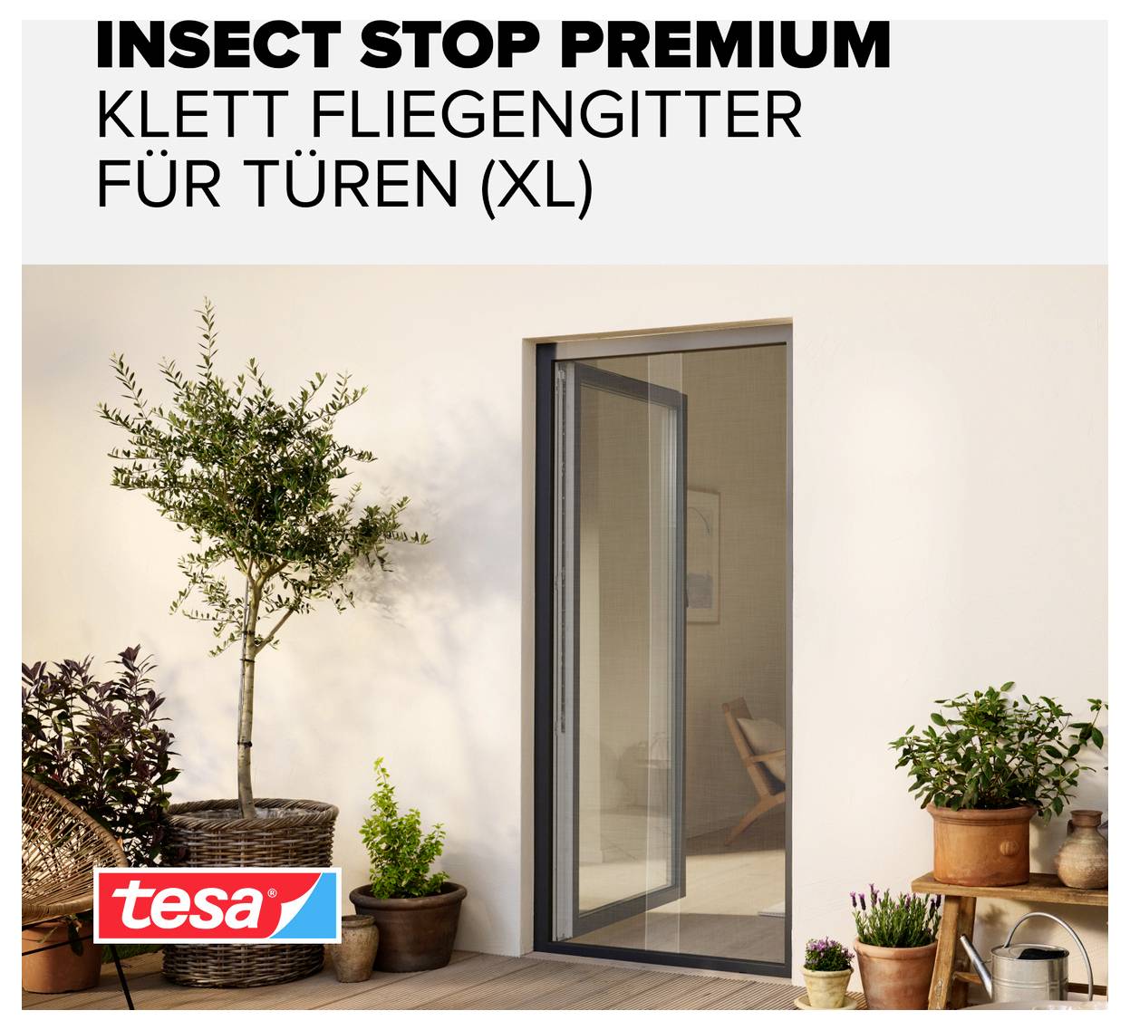 Reklamný obrázok pre „tesa INSECT STOP PREMIUM": lepicí sieť proti hmyzu s páskou na tvrdo zapínací systém pre dvere (XL) na teraszových dverách v jasnej obytnej situácii.