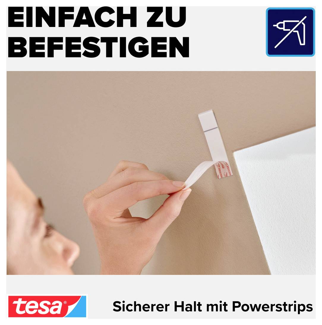 Reklama na tesa Powerstrips: Osoba upevňuje na stenu biely háčik; Text „JEDNODUCHÉ UPEVNENIE" a „Bezpečný úchop s Powerstrips".
