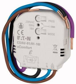 Biely elektrický prepínač so systémom bezdrôtového ovládania s viacerými pripojenými farebnými vodičmi. Na prepínači je vytlačený nápis 'Eaton xComfort' a technické špecifikácie.