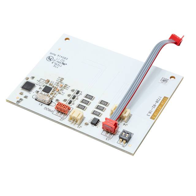 Biela elektronická doska s viacerými nainštalovanými komponentmi a vystupujúcim sivým káblom s červeným konektorom.