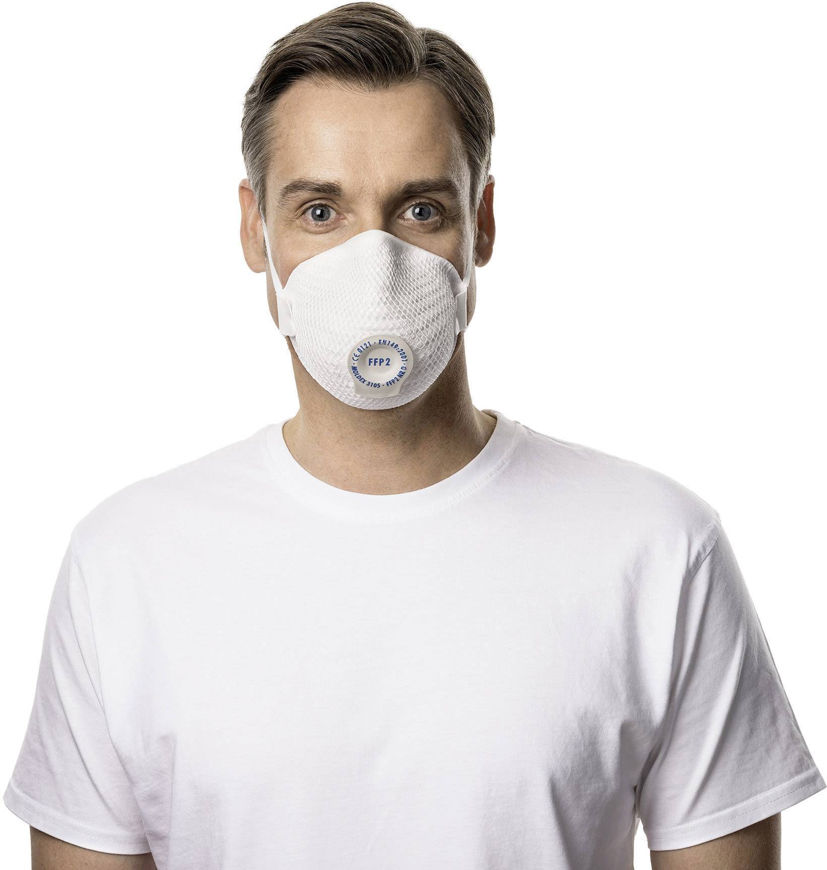 Muž má na sebe biele tričko a respirátor FFP2.
