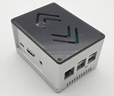 Strieborné, obdĺžnikové púzdro s dvoma ethernetovými portami a jedným USB portom. Na vrchu je logo so zobrazením dvoch šípok.