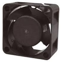 Čierny, štvorcový počítačový ventilátor s piatimi lopatkami rotora.