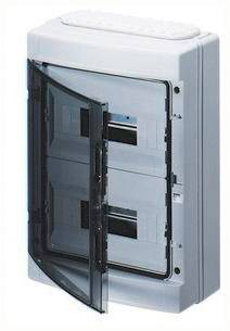 Sivý elektrický rozvádzač s dvoma priehradkami a priehľadnými dvierkami, ktoré sa otvárajú doľava.