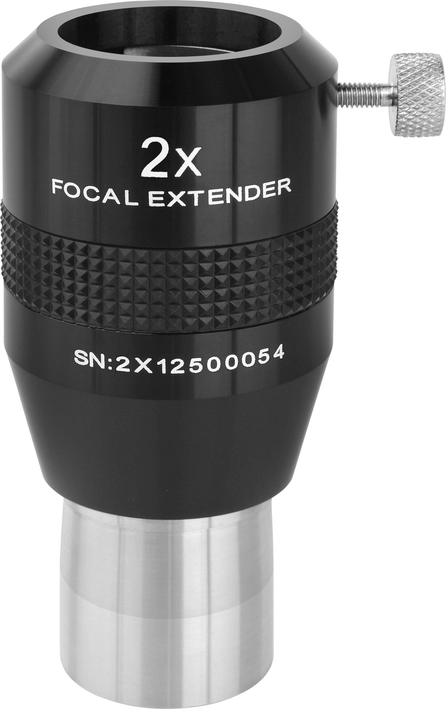 Čierny 2x fokálny extender so strieborným pripojením a vrúbkovaným prstencom, označený nápisom '2x Focal Extender' a sériových číslom.