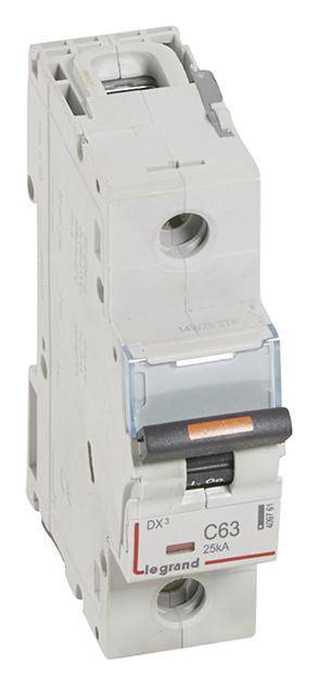 Jednostupňový ističový spínač značky Legrand s označením 'C63 25kA', používaný na zabezpečenie elektrických obvodov.
