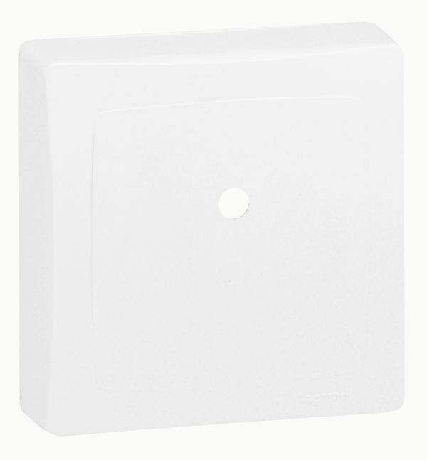 Biely štvorcový vypínač so zaoblenými rohmi a malým tlačidlom uprostred, namontovaný na bielej stene.