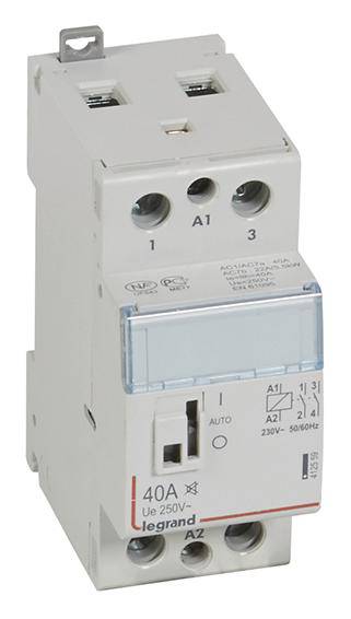 'Automatický spínač 40A Legrand' s napätím 250V a frekvenciou 50/60Hz. Vertikálny dizajn, bielej farby so spínačmi a prípojkami.