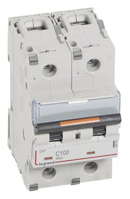 Dvojpólový výkonový istič Legrand, model C100 25kA, v odtieňoch sivej. Používaný na elektrickú ochranu.