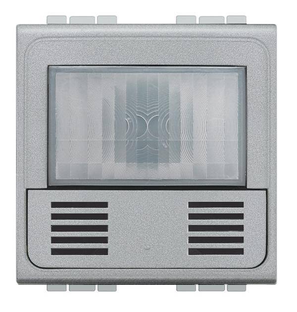 Snímač pohybu v obdĺžnikovom kryte so žliabkovaným senzorovým poľom a vetracími štrbinami pod ním, vhodný na montáž na stenu.