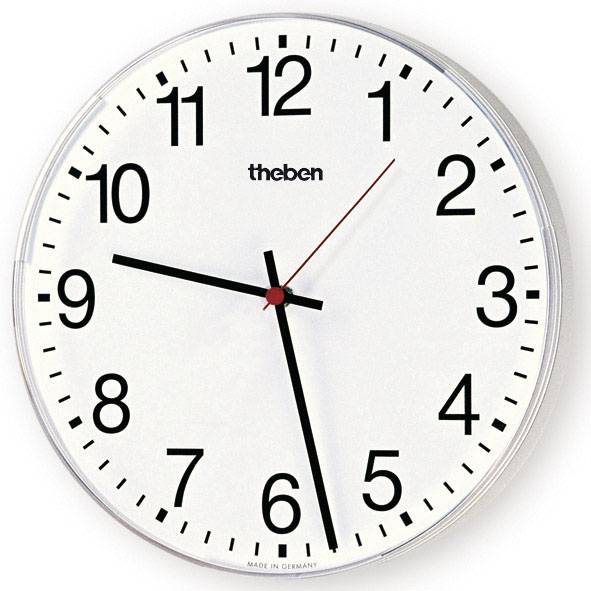 Analógové nástenné hodiny s bielym ciferníkom, čiernymi číslicami, dvoma čiernymi ručičkami a červenou sekundovou ručičkou, ukazujú 10:09.