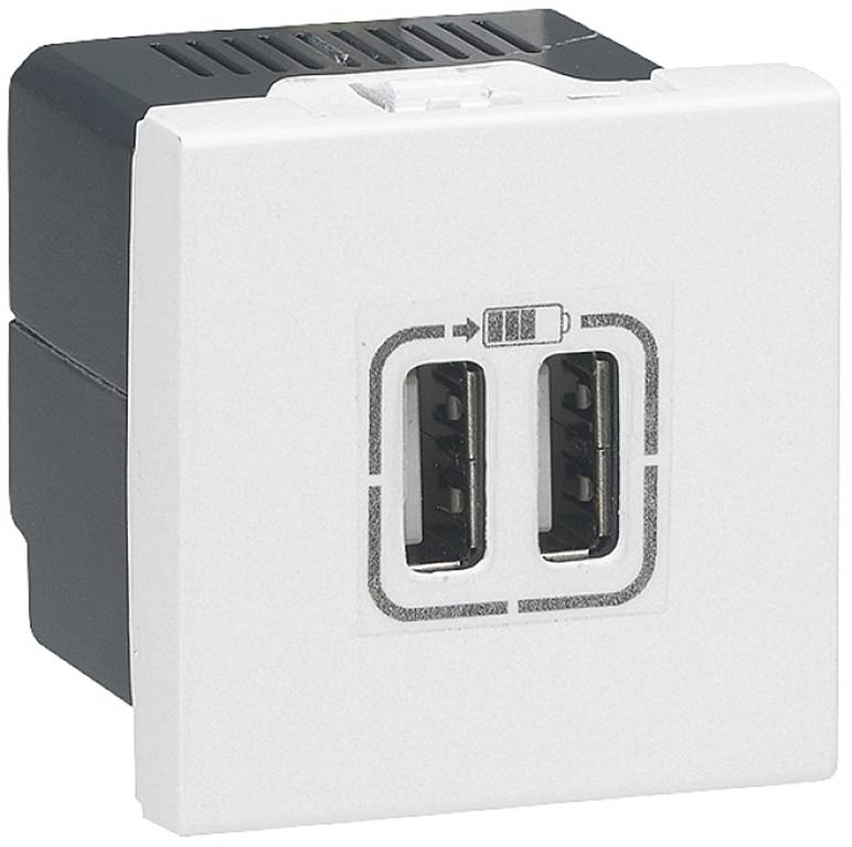 Biela zásuvková krytka s dvoma USB nabíjacími portami v strede, vhodná na nabíjanie elektronických zariadení.