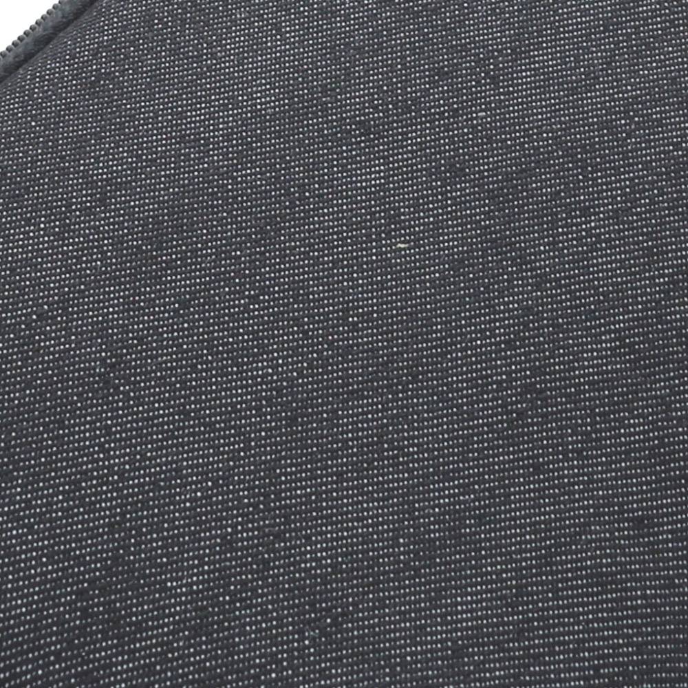 Detailný záber štruktúrovaného sivého textilného povrchu s jemným bodkovaným vzorom.