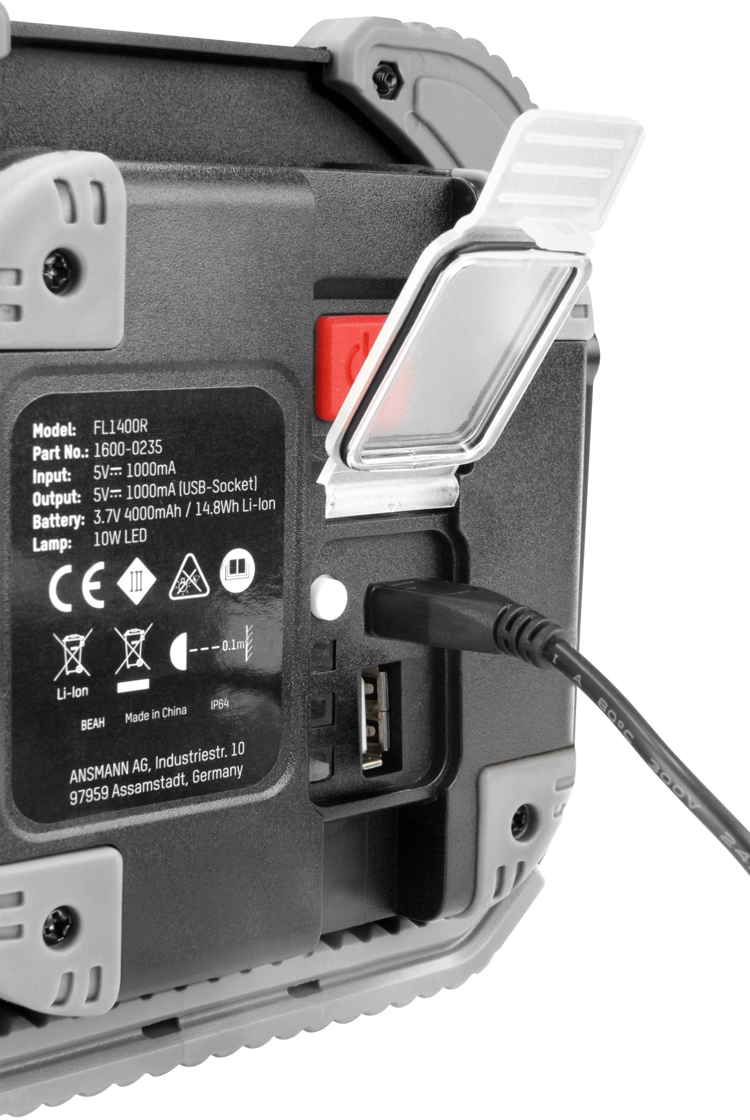 LED lampa s USB pripojením. Na zadnej strane technické informácie vrátane modelu, napätia, výrobcu a nabíjacieho vstupu.