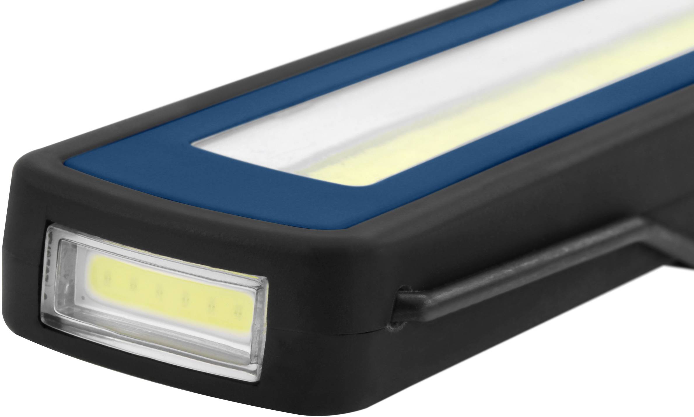 Detailný záber čiernej baterky s modrým akcentom a LED svetelnými plochami na oboch stranách.