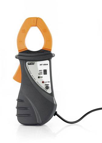 Ampérmeter so svetlooranžovou rukoväťou a digitálnym displejom, ktorý zobrazuje merania prúdu. Kábel pripája zariadenie so zdrojom elektrického prúdu.