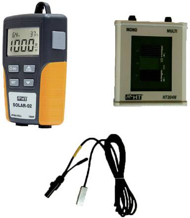 Digitálny solárny merač výkonu s displejom, senzorom a pripojovacím káblom. Vľavo zobrazuje 1000 W/m². Vpravo testovací modul solárnych článkov.