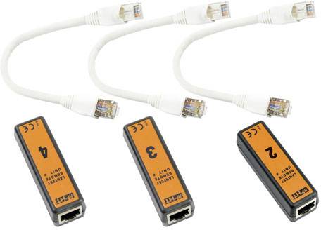 Tri LAN testerové adaptéry očíslované 2, 3 a 4, každý pripojený ethernetovým káblom.