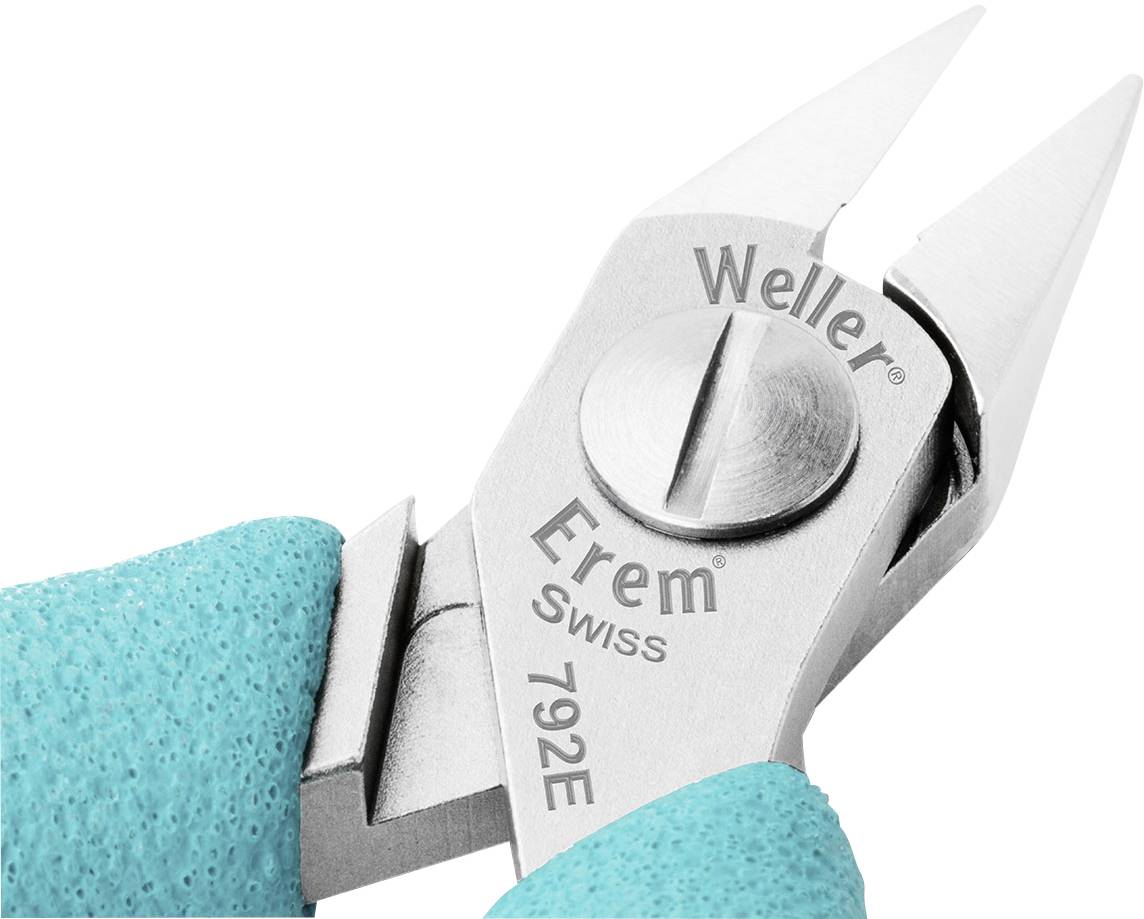 Ruka v tyrkysovej rukavici drží striebornú presnú pinzetu značky Weller Erem, model 792E.