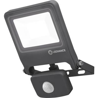 LED vonkajší reflektor značky LEDVANCE v čiernom púzdre s pohybovým senzorom, vhodný pre osvetlenie záhrady alebo parkoviska.