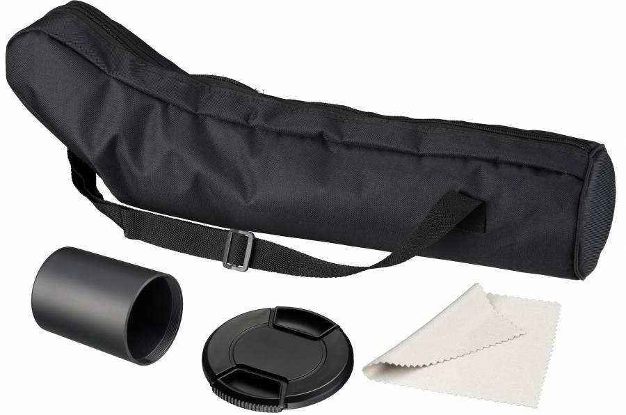 Čierna taška na statív, zobrazená s krytkou objektívu, slnečnou clonou a mikroténovou utierkou.