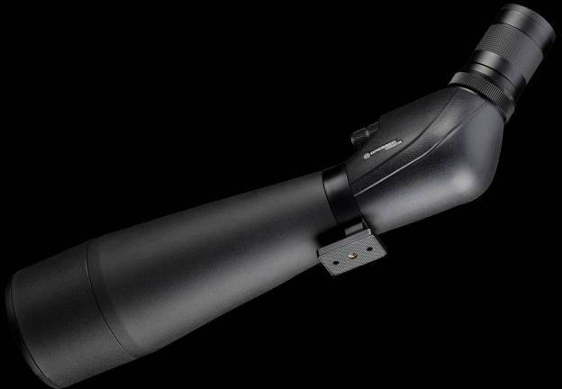 Čierny ďalekohľad s veľkým okulárom, zobrazený na čiernom pozadí. Vyvoláva dojem presnosti a zamerania.