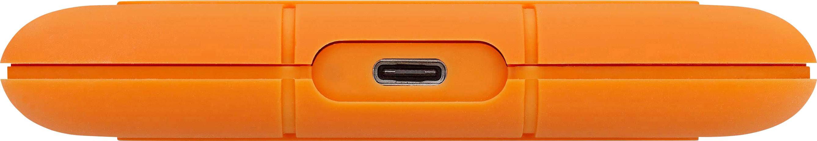 Oranžový, prenosný externý disk s USB-C portom umiestneným v strede. Robustný a nárazuvzdorný dizajn určený do vonkajšieho prostredia.